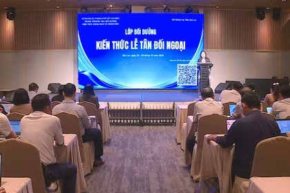 Bồi dưỡng kiến thức, nghiệp vụ thực hành lễ tân đối ngoại
