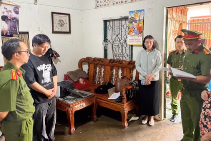 Đối tượng Thiện (thứ 2 từ trái sang) bị tạm giam vì chiếm đoạt 23 triệu đồng tiền hàng.