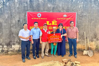 Khởi công xây dựng nhà Chữ thập đỏ, tặng quà tại xã Ia Ly