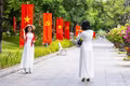 Người dân, du khách tranh thủ check in với cờ đỏ sao vàng trên đường Nguyễn Tất Thành.