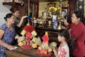 Giữ nếp thờ gia tiên ngày Tết.