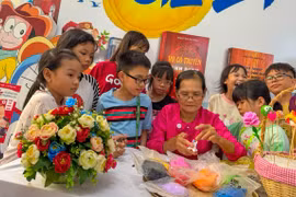Nghệ nhân Tô Thị Hồng Nguyệt hướng dẫn thiếu nhi nặn tò he. Ảnh: Ngọc Nhuận