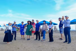 Tham quan đảo Hòn Khô - điểm đến nổi bật với cảnh quan biển đảo và các hoạt động du lịch trải nghiệm. Ảnh: Đoan Ngọc