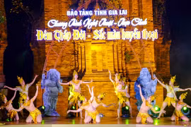 Tiết mục múa Chăm cung đình tái hiện không gian văn hóa Champa. Ảnh: Ngọc Nhuận