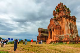 Các đoàn võ thuật tham quan tháp Bánh Ít và thiền viện Thiên Hưng. Ảnh: Đoan Ngọc