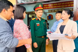 Phân công cán bộ “đi từng ngõ, gõ cửa từng nhà” để vận động người dân đi bầu cử