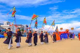 Nghi lễ nghinh thần nhập điện trong Lễ hội thanh minh của cư dân làng biển Nhơn Hải diễn ra trang nghiêm tại bãi biển chiều 27-2. Ảnh: Ngọc Nhuận