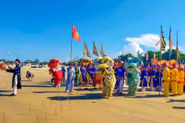 Ngư dân vạn đầm Trung Lương thực hiện nghi lễ nghinh thần Nam Hải nhập điện trên bãi biển. Ảnh: ĐVCC