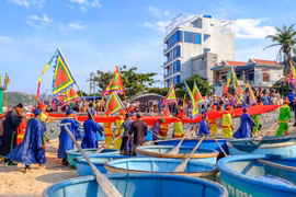 Đông đảo người dân và du khách tham dự khai mạc Lễ hội cầu ngư xã Nhơn Châu năm 2026. Ảnh: Ngọc Nhuận