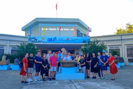 Đoàn famtrip thị trường Úc tham quan tại Bảo tàng tỉnh Gia Lai. Ảnh: Đoan Ngọc