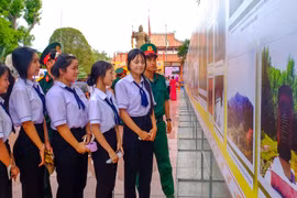 Học sinh xem ảnh trưng bày tìm hiểu lịch sử thời Tây Sơn. Ảnh: Ngọc Nhuận