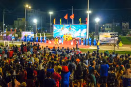 Đông đảo người dân và du khách tham dự lễ khai mạc Lễ hội Du lịch phường Quy Nhơn Đông lần thứ I năm 2026. Ảnh: Đoan Ngọc