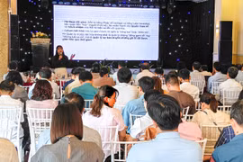 TS Lê Thị Thảo - Trưởng khoa Văn hóa Trường Đại học Hồng Đức (tỉnh Thanh Hóa), truyền đạt các nội dung của Luật Di sản văn hóa và các văn bản hướng dẫn thi hành tại lớp tập huấn. Ảnh: Ngọc Nhuận