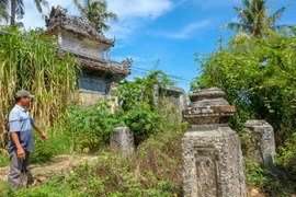 Ông Nguyễn Hữu Thục kể lại ký ức về ngôi đình An Lương khi còn nguyên vẹn trước khi bị thiên tai tàn phá. Ảnh: Ngọc Nhuận