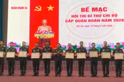 Lãnh đạo Quân đoàn 34 trao thưởng cho các cá nhân đạt giải cao tại hội thi.