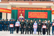 Ban Chỉ đạo diễn tập tỉnh biểu dương, tặng quà các lực lượng tham gia thực binh. Ảnh: N.T