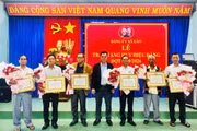Đảng ủy xã Gào trao tặng huy hiệu Đảng cho 6 đảng viên
