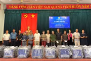 Tặng 8 chiếc xe lăn lắc tay cho người khuyết tật tại xã Bình Khê.