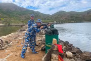 Hải đoàn Biên phòng 48 kiểm tra bắn đạn thật súng tiểu liên AK-47. 