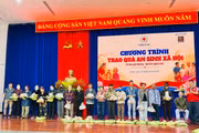 Pleiku trao 100 suất quà cho các hộ có hoàn cảnh khó khăn