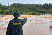 Đồn Biên phòng Ia Púch lập chốt cảnh báo nguy hiểm tại ngầm tràn bị ngập