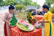 tại Bảo tàng Quang Trung, UBND xã Tây Sơn tổ chức Hội thi “Trang trí mâm lễ vật dâng cúng Vua”, thu hút 9 đội thi đến từ các thôn trên địa bàn xã tham gia.
