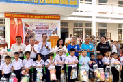 Trao tặng 700 suất quà cho học sinh có hoàn cảnh khó khăn ở xã Vĩnh Quang. Ảnh: Kim Hường