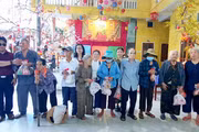 Đại diện các tổ chức, cá nhân trao quà cho các trường hợp có hoàn cảnh khó khăn