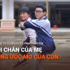 Đôi chân của mẹ cõng ước mơ của con
