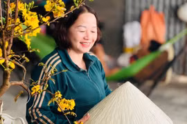 Các nghệ nhân tại làng nghề nón lá Gò Găng, phường An Nhơn Bắc, Gia Lai đang hối hả sản xuất những chiếc nón lá truyền thống trong không khí hân hoan của những ngày đầu xuân mới Bính Ngọ