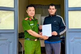 Công an xã Gào hỗ trợ người dân nhận lại tiền chuyển khoản nhầm