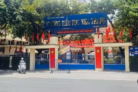 Nơi nào 13 trường nhập thành một, có 10.565 học sinh và 13 hiệu phó?