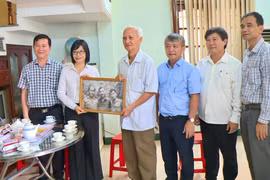 Phó Chủ tịch UBND tỉnh Nguyễn Thị Thanh Lịch thăm, tặng quà gia đình liệt sĩ Trần Văn Bình