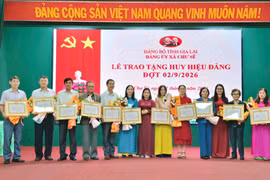 Đảng ủy xã Chư Sê và Tuy Phước trao tặng huy hiệu Đảng cho các đảng viên đợt 2-9