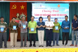 Gia Lai: Động viên và trao quà hỗ trợ ngư dân có tàu cá bị thiệt hại trong vụ hỏa hoạn 