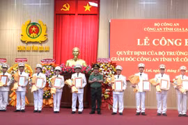 Lãnh đạo Công an tỉnh Gia Lai trao quyết định của Bộ trưởng Bộ Công an cho cán bộ được điều động, bổ nhiệm.