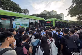 Xe buýt quá tải, sinh viên tại TP. Hồ Chí Minh chật vật đến giảng đường