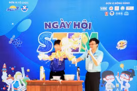 Học sinh Trường THPT Pleiku khám phá "Khoa học bước ra khỏi sách vở"