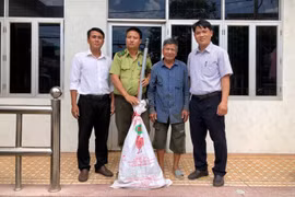 Người dân tự nguyện giao nộp cá thể kỳ đà hoa nặng 5 kg