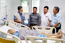 Bảo hiểm xã hội tỉnh Gia Lai thăm, tặng quà cho bệnh nhân nặng có hoàn cảnh khó khăn
