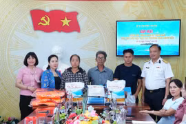 Lữ đoàn 162 trao quà hỗ trợ ngư dân có tàu cá bị cháy tại phường Hoài Nhơn Bắc
