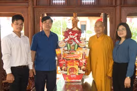 Phó Chủ tịch Thường trực Ủy ban MTTQ Việt Nam tỉnh Trần Minh Sơn thăm, chúc mừng Đại lễ Phật đản