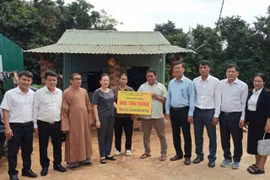 Phường An Nhơn Bắc trao tặng nhiều phần quà ý nghĩa cho bà con làng Ghè