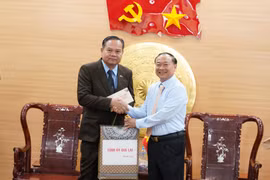 Đoàn cán bộ cấp cao tỉnh Champasak thăm, chúc Tết cổ truyền tại Gia Lai