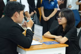 Bằng đại học có còn là “tấm vé vàng” khi tuyển dụng?