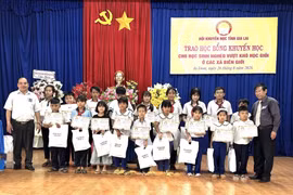 Hội Khuyến học tỉnh Gia Lai trao 140 suất học bổng cho học sinh vượt khó tại 7 xã biên giới 