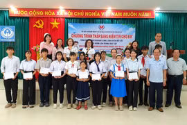 Gia Lai: Trao học bổng cho học sinh, sinh viên mồ côi, vượt khó vươn lên trong học tập