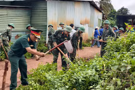 Trung đoàn 991 thực hiện công tác dân vận tại xã biên giới Ia Dom