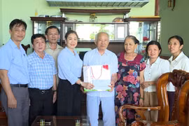 Phó Chủ tịch HĐND tỉnh Huỳnh Thúy Vân thăm, tặng quà tại các xã phía Tây Gia Lai nhân dịp 27-7