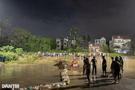 Nam sinh viên Trường Đại học Mỏ - Địa chất nghi bị nước cuốn trôi khi đi qua khu vực ngập sâu